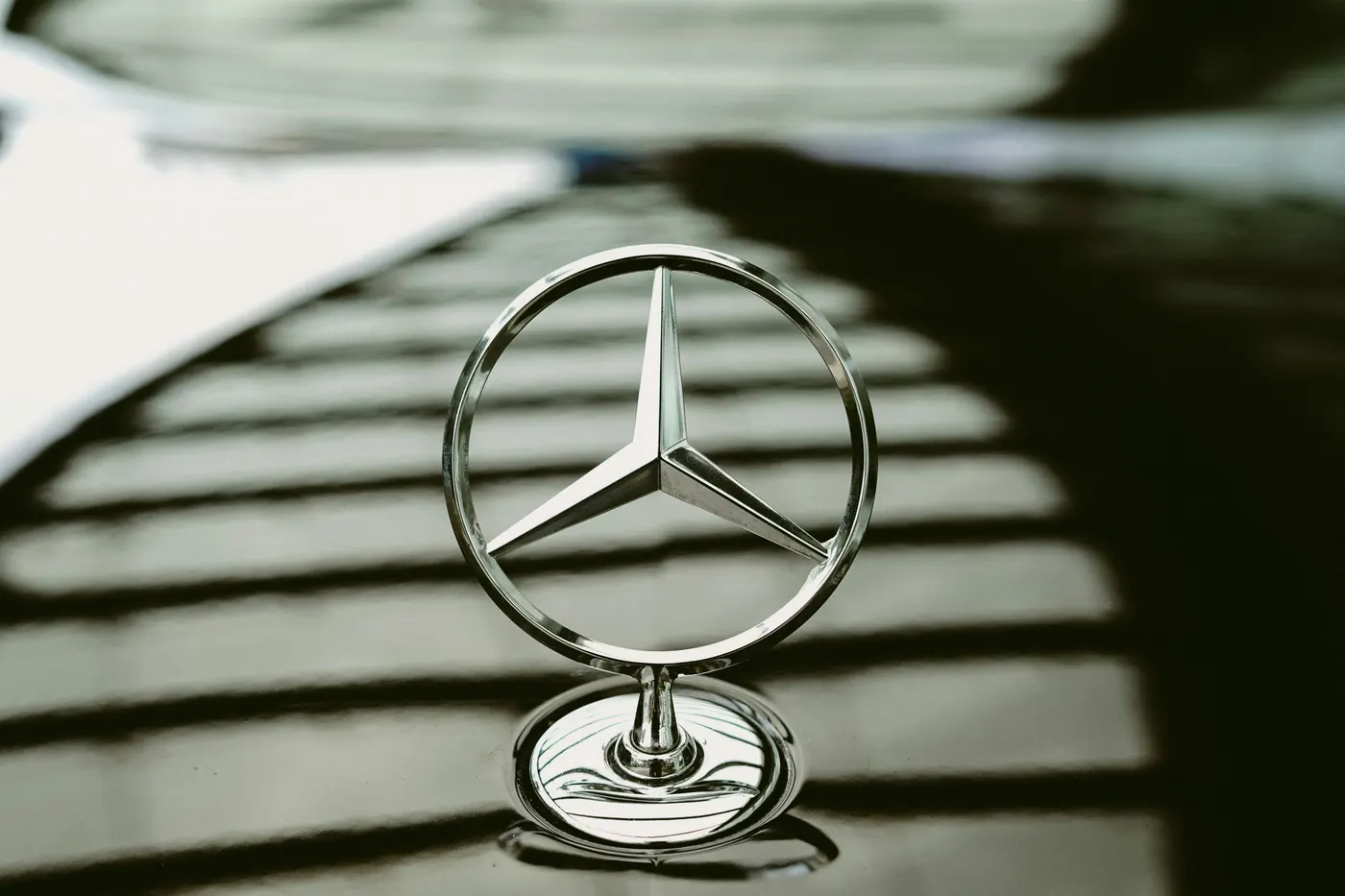 Détail de l'étoile Mercedes — le souci du détail du VTC premium Ultimate SUMMIT à Megève