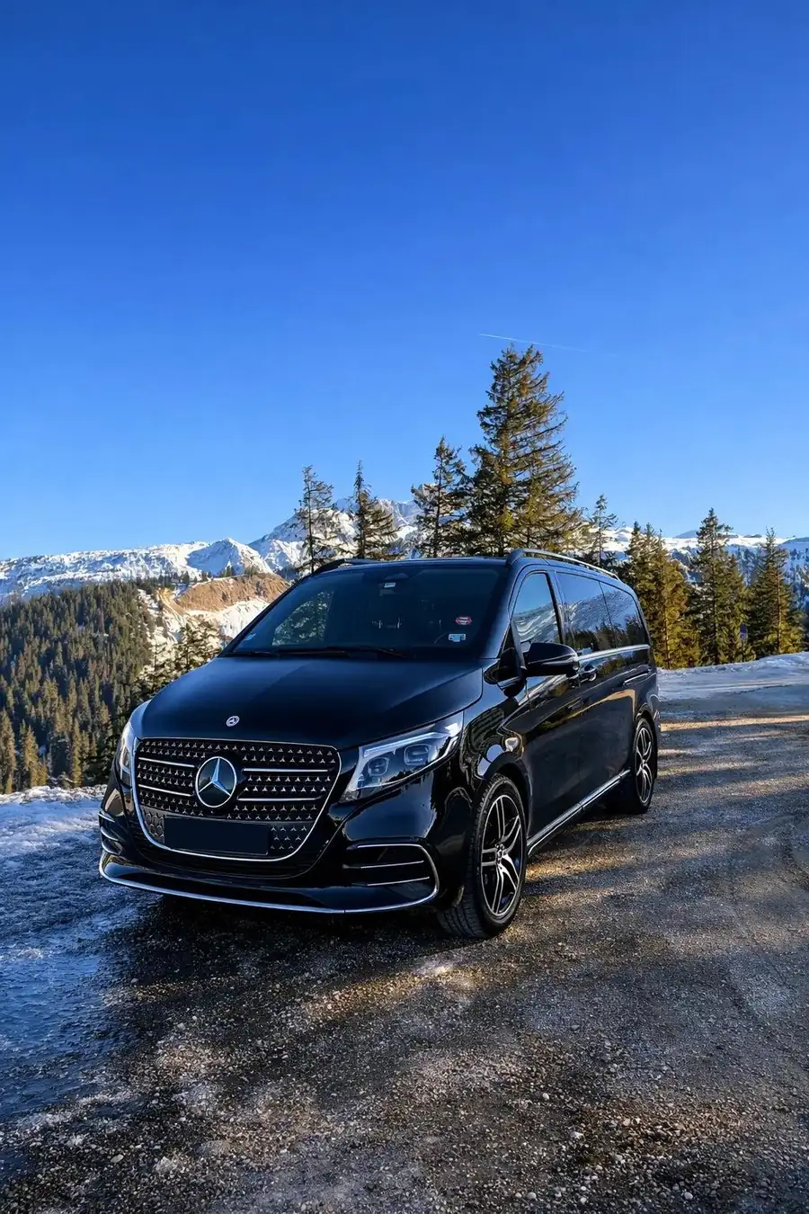 Mercedes Classe V noir d'Ultimate SUMMIT face aux montagnes enneigées près de Megève